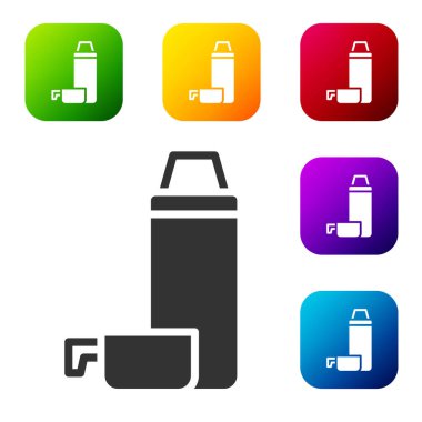 Beyaz arka planda siyah termos konteynır simgesi izole edildi. Termo matara ikonu. Kamp ve yürüyüş ekipmanları. Renkli kare düğmelerle simgeleri ayarla. Vektör.