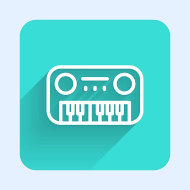 Beyaz çizgili oyuncak piyano ikonu uzun gölgeli izole edilmiş. Çocuk oyuncağı. Yeşil kare düğmesi. Vektör.