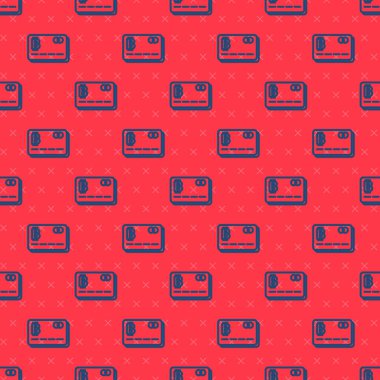Üzerinde bitcoin simgesi olan mavi çizgi kredi kartı kırmızı arka planda izole edilmiş kusursuz desen. Çevrimiçi ödeme. Nakit çekilmesi. Modern ödeme yöntemi. Vektör.