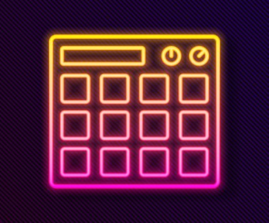 Parlayan neon hattı Drum makine müzik yapımcısı ikonu siyah arkaplanda izole edildi. Vektör.
