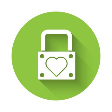 Beyaz kilit ve kalp ikonu uzun gölgelerle izole edilmiş. Kilitli Kalp. Aşk sembolü ve anahtar deliği işareti. Sevgililer Günü sembolü. Yeşil daire düğmesi. Vektör.