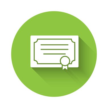 Beyaz Sertifika şablon simgesi uzun gölgeli izole edildi. Başarı, ödül, diploma, burs, diploma kavramları. Yeşil daire düğmesi. Vektör.