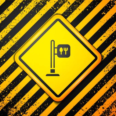 Siyah Kafe ve restoran konumu ikonu sarı arka planda izole edildi. Noktanın içinde çatal ve kaşık yeme işareti var. Uyarı işareti. Vektör..