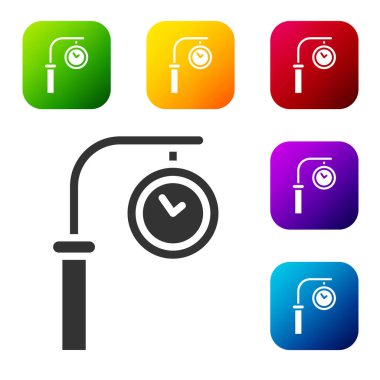 Siyah Tren İstasyonu saat simgesi beyaz arkaplanda izole edildi. Renkli kare düğmelerle simgeleri ayarla. Vektör.