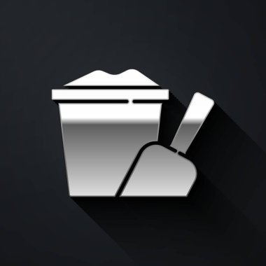 Siyah arka planda izole edilmiş kürek ikonu olan kovadaki gümüş kum. Plastik çocuk oyuncağı. Yaz ikonu. Uzun gölge tarzı. Vektör.