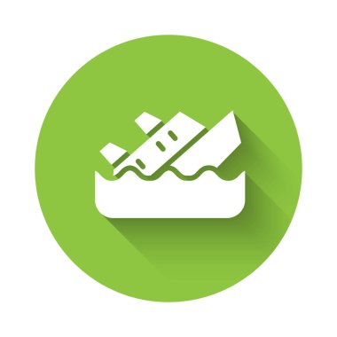 Uzun gölgeli beyaz batan yolcu gemisi simgesi. Seyahat turizmi deniz taşımacılığı. Yolcu gemisi, yolcu gemisi. Yeşil daire düğmesi. Vektör.