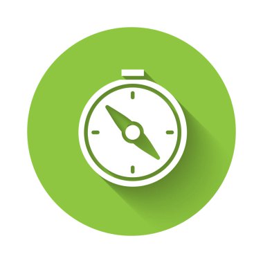 Beyaz Pusula simgesi uzun gölgede izole edildi. Rüzgâr yön bulma sembolü. Rüzgar gül işareti. Yeşil daire düğmesi. Vektör.