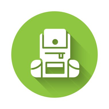 Beyaz Yürüyüş sırt çantası simgesi uzun gölgeli. Kamp ve dağ gezisi sırt çantası. Yeşil daire düğmesi. Vektör.