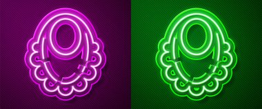 Parlayan neon çizgisi bebek önlüğü simgesi mor ve yeşil arkaplanda izole edildi. Vektör.