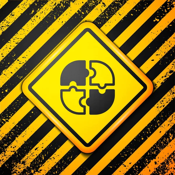 黄色の背景に隔離されたパズルアイコンのブラックピース ビジネス マーケティング テンプレート レイアウト インフォグラフィック インターネットの概念 警告サインだ ベクトル — ストックベクタ