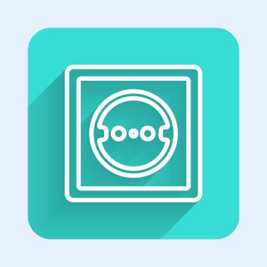 Beyaz çizgi elektrik çıkış simgesi uzun gölgeli izole edilmiş. Elektrik prizi. Rosette sembolü. Yeşil kare düğmesi. Vektör.