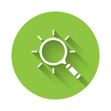 Uzun gölgeli beyaz büyüteç simgesi. Arama, odaklanma, yakınlaştırma, iş sembolü. Yeşil daire düğmesi. Vektör.