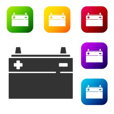 Siyah araba akü ikonu beyaz arka planda izole edildi. Akümülatör bataryası enerji ve elektrik akümülatörü bataryası. Renkli kare düğmelerle simgeleri ayarla. Vektör.