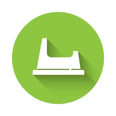 Uzun gölgeli beyaz bebek tuvalet ikonu. Lazımlık. Yeşil daire düğmesi. Vektör.