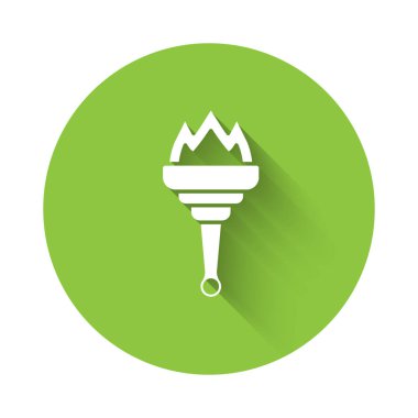 Beyaz Meşale alev ikonu uzun gölgeli izole edilmiş. Sembol ateşi sıcak, alev gücü, alev ve ısı. Yeşil daire düğmesi. Vektör.