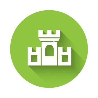 Beyaz Kale ikonu uzun gölgeli. Kulesi olan bir ortaçağ kalesi. Düşmanlardan koruma. Şehrin güvenilirliği ve savunması. Yeşil daire düğmesi. Vektör.