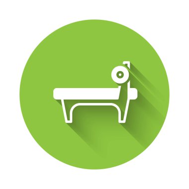 Beyaz Benç, uzun gölgeli, barbel simgesiyle izole edilmiş. Spor aletleri. Vücut geliştirme, ağırlık kaldırma, fitness konsepti. Yeşil daire düğmesi. Vektör.
