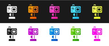 Eylem ekstrem kamera simgesini siyah ve beyaz arkaplanda izole et. Ekstrem sporları çekmek için video kamera ekipmanı. Vektör.