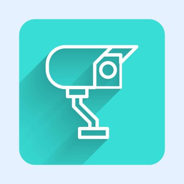 Beyaz çizgi güvenlik kamerası ikonu uzun gölgeli izole edildi. Yeşil kare düğmesi. Vektör.