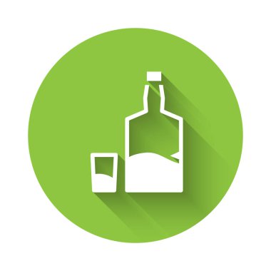 Beyaz tekila şişesi ve uzun gölgeli cam ikon. Meksika alkolü. Yeşil daire düğmesi. Vektör.