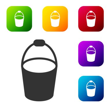 Beyaz arka planda siyah ateş kovası simgesi izole edildi. Metal kova boş ya da ateşle savaşmak için su var. Renkli kare düğmelerle simgeleri ayarla. Vektör.