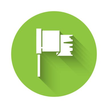 Beyaz Korsan bayrağı uzun gölgeli izole edilmiş. Yeşil daire düğmesi. Vektör.