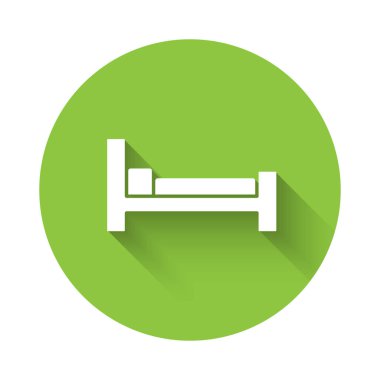 Beyaz yatak ikonu uzun gölgeli. Yeşil daire düğmesi. Vektör.