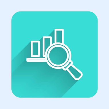 Beyaz çizgi büyüteç ve veri analiz simgesi uzun gölgeli. Yeşil kare düğmesi. Vektör.