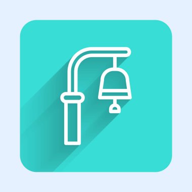 Beyaz çizgi tren istasyonu ikonu uzun gölgeli izole edilmiş. Yeşil kare düğmesi. Vektör.