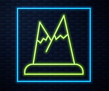 Parlayan neon hattı dağ ikonu tuğla duvar arka planında izole edilmiş. Zaferin ya da başarının sembolü. Vektör.