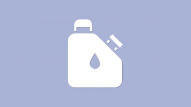 Mor arka planda izole edilmiş yanıcı sıvılar için beyaz teneke kutu. Yağ ya da biyoyakıt, patlayıcı kimyasallar, tehlikeli maddeler. 4K Video hareketli grafik canlandırması