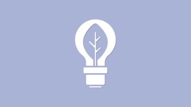 Mor zemin üzerinde yaprak simgesi olan beyaz ampul. Çevre enerjisi kavramı. Alternatif enerji kavramı. 4K Video hareketli grafik canlandırması