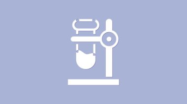 Kürsüdeki beyaz cam deney tüpü şişesi mor arka planda izole edilmiş. Laboratuvar ekipmanları. 4K Video hareketli grafik canlandırması