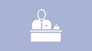 Otel resepsiyonunda duran beyaz resepsiyonist mor arka planda izole edilmiş. 4K Video hareketli grafik canlandırması