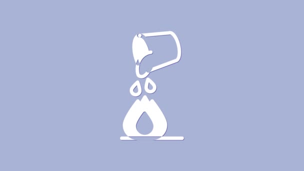 Cubo de agua blanca extinguiendo un icono de fuego aislado sobre fondo púrpura. Animación gráfica de vídeo 4K — Vídeos de Stock