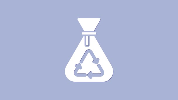 Sacchetto di immondizia bianco con icona simbolo del riciclo isolato su sfondo viola. L'icona del cestino. Ricicli il segno del cestino. Animazione grafica 4K Video motion — Video Stock
