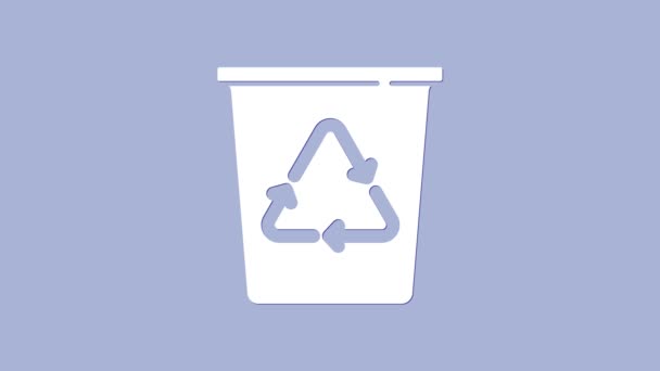 Cubo de reciclaje blanco con icono de símbolo de reciclaje aislado sobre fondo púrpura. Icono de bote de basura. Cartel de basura. Reciclar signo de cesta. Animación gráfica de vídeo 4K — Vídeos de Stock