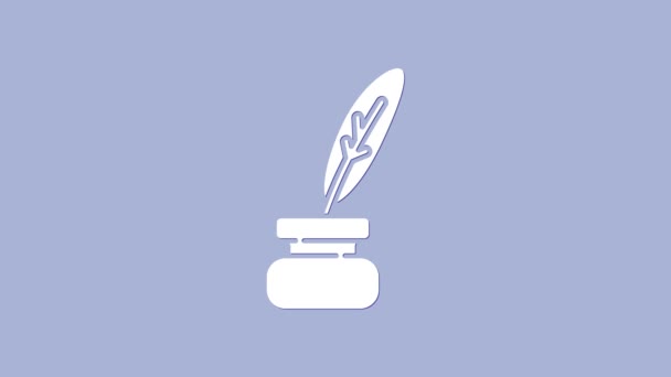 Pluma blanca y tintero icono aislado sobre fondo púrpura. Animación gráfica de vídeo 4K — Vídeo de stock