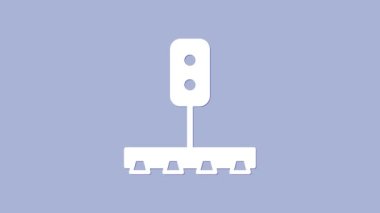 Beyaz Tren trafik lambası simgesi mor arkaplanda izole edildi. Trenlerin hareketlerini düzenlemek için demiryolu için trafik ışıkları. 4K Video hareketli grafik canlandırması