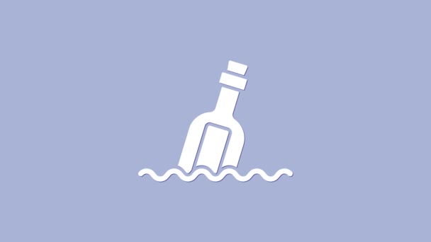 Bílé sklo láhev se zprávou ve vodě ikona izolované na fialovém pozadí. Dopis v láhvi. Pirátský symbol. Grafická animace pohybu videa 4K — Stock video