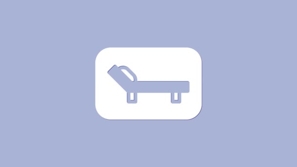 Biała ikona leżaka odizolowana na fioletowym tle. Łóżko słoneczne. 4K Animacja graficzna ruchu wideo — Wideo stockowe