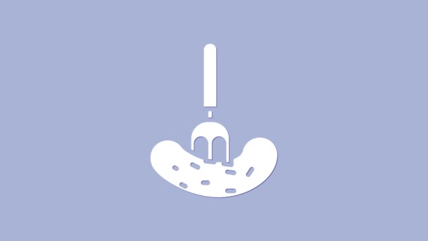 Pepino blanco en escabeche sobre un icono de tenedor aislado sobre fondo púrpura. Animación gráfica de vídeo 4K — Vídeo de stock