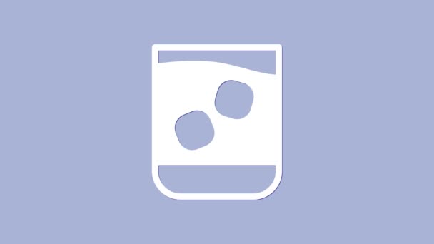 Bílé sklo whisky a kostky ledu ikony izolované na fialovém pozadí. Grafická animace pohybu videa 4K — Stock video
