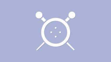 Beyaz dikiş düğmesi ve örgü iğneleri simgesi mor arka planda izole edilmiş. Giysi düğmesi. 4K Video hareketli grafik canlandırması