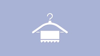 Mor arkaplanda beyaz elbise dolabı simgesi var. Temiz havlu işareti. Vestiyer ikonu. Kıyafet servis sembolü. Çamaşır askısı. 4K Video hareketli grafik canlandırması