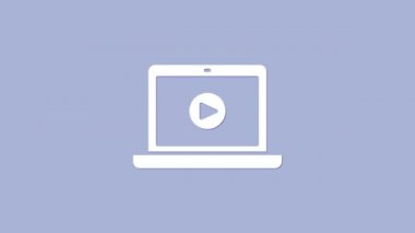 Beyaz Online video oynatma simgesi mor arkaplanda izole edildi. Dizüstü bilgisayar ve oyun işaretli film şeridi. 4K Video hareketli grafik canlandırması