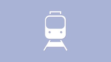 Beyaz Tren ve demiryolu ikonu mor arka planda izole edildi. Toplu taşıma sembolü. Metro treni nakliyesi. Metro yeraltı. 4K Video hareketli grafik canlandırması