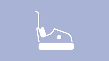 Mor arkaplanda beyaz çarpışan araba simgesi izole edildi. Eğlence parkı. Çocuklar için eğlence parkı, eğlence parkı. 4K Video hareketli grafik canlandırması