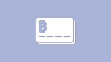 Mor arka planda bitcoin simgesi olan beyaz kredi kartı. Çevrimiçi ödeme. Nakit çekilmesi. Modern ödeme yöntemi. 4K Video hareketli grafik canlandırması