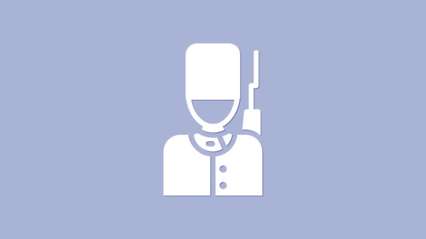 Ayı postu şapkalı beyaz İngiliz muhafız mor arka planda izole edilmiş yürüyüş ikonu. 4K Video hareketli grafik canlandırması — Stok video